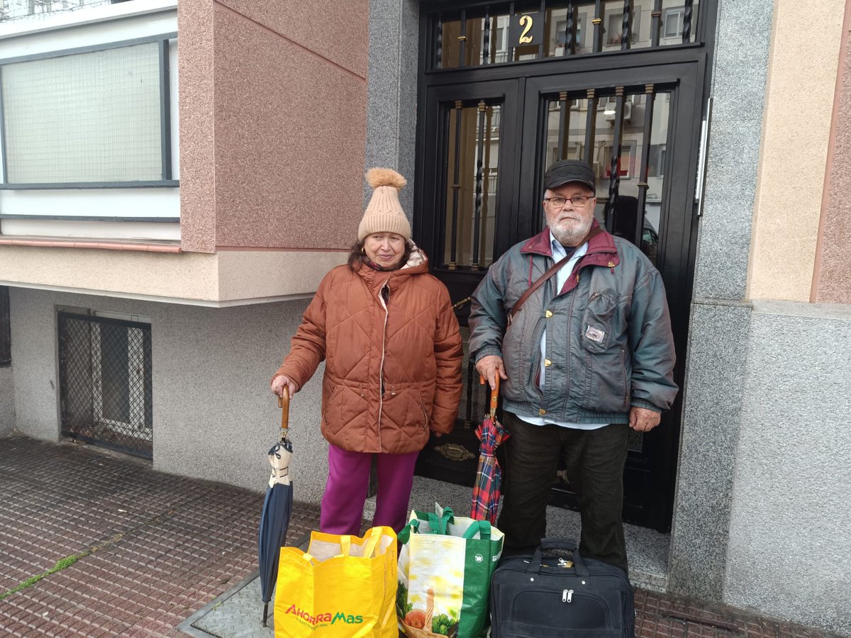 #DesahucioEjecutado

#Leganes Hoy se ha cometido un desahucio ilegal sin notificación previa a una familia vulnerable 

#JaimeYCeciliaDESAHUCIADOSilegalmente 73 años ambos con pensión 647€, ella enferma de cáncer

#CoralHomesDesahucia propiedad de <a href="/caixabank/">CaixaBank</a> y el fondo #LoneStar