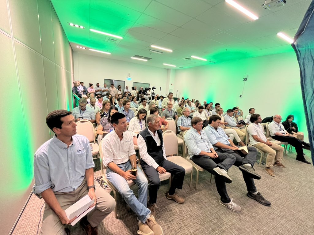 INIA_UY's tweet image. #AHORA | En el marco de @agroenpunta, @PGGWrightson_UY realiza el lanzamiento oficial de su zafra forrajera 2026 con participación de referentes de INIA.