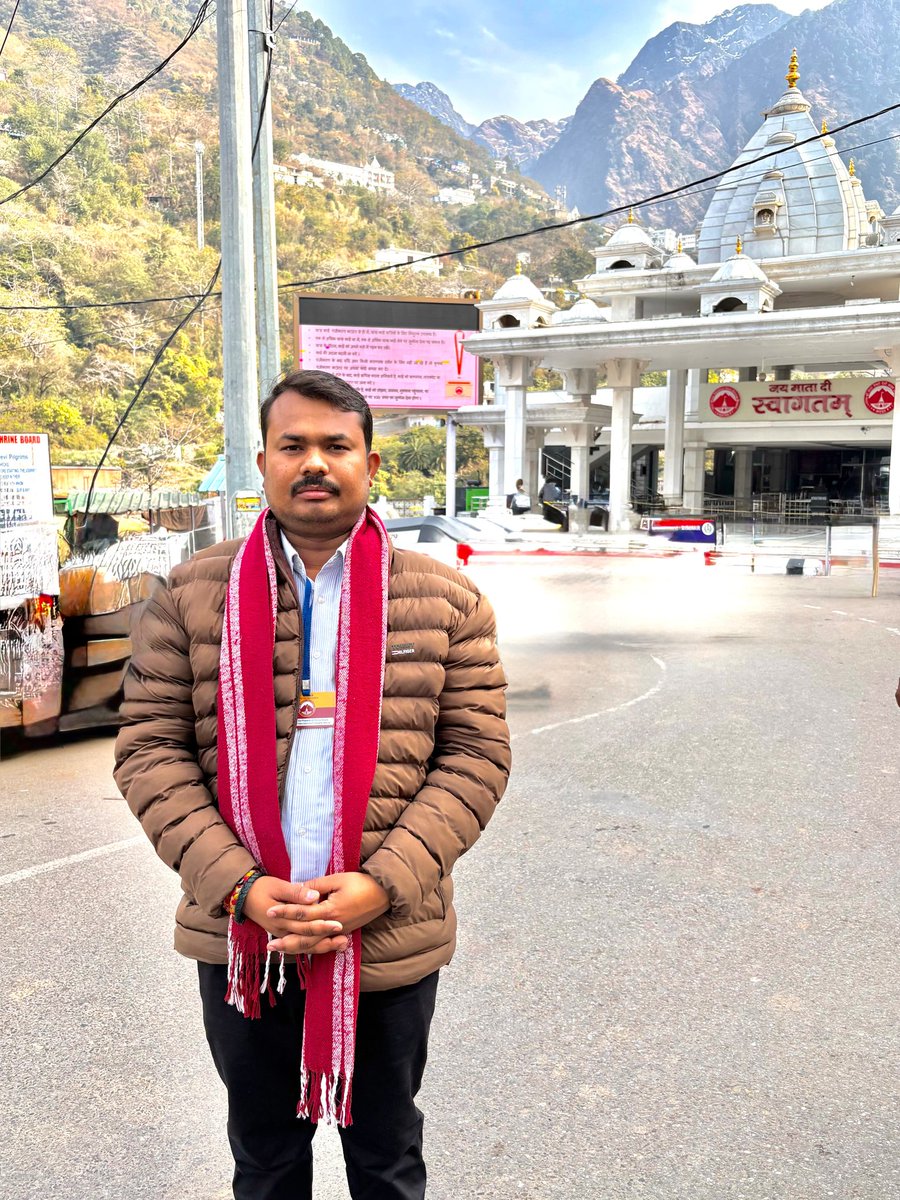 Mohit01mr's tweet photo. ॐ ऐं ह्रीं क्लीं चामुण्डायै विच्चे 

माँ वैष्णो देवी जी के पावन चरणों में शीश नवाकर मन को अद्भुत शांति, शक्ति और संतोष की अनुभूति हुई।

माँ का आशीर्वाद लिया और सभी के लिए सुख, शांति, समृद्धि की कामना की 

जय माता दी 🚩 https://t.co/PrQbHkizIH