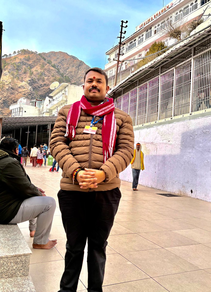 Mohit01mr's tweet photo. ॐ ऐं ह्रीं क्लीं चामुण्डायै विच्चे 

माँ वैष्णो देवी जी के पावन चरणों में शीश नवाकर मन को अद्भुत शांति, शक्ति और संतोष की अनुभूति हुई।

माँ का आशीर्वाद लिया और सभी के लिए सुख, शांति, समृद्धि की कामना की 

जय माता दी 🚩 https://t.co/PrQbHkizIH