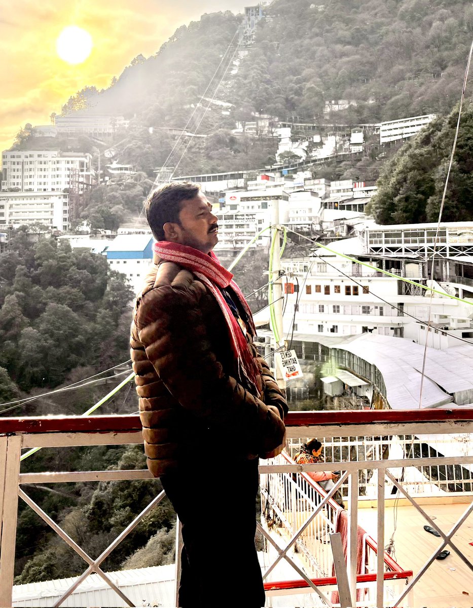 Mohit01mr's tweet photo. ॐ ऐं ह्रीं क्लीं चामुण्डायै विच्चे 

माँ वैष्णो देवी जी के पावन चरणों में शीश नवाकर मन को अद्भुत शांति, शक्ति और संतोष की अनुभूति हुई।

माँ का आशीर्वाद लिया और सभी के लिए सुख, शांति, समृद्धि की कामना की 

जय माता दी 🚩 https://t.co/PrQbHkizIH