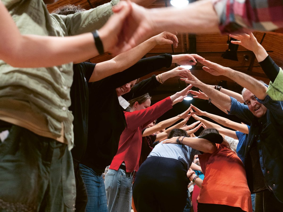 Wer ist Wir? • Gilda Bartel

In letzter Zeit schreibe ich mehr von einem ‹Wir› als von mir. Ich ersetze öfter die Worte ‹mich› und ‹mein› durch ‹unser›: unser Suchen, unsere Zukunft, unsere Welt, unsere Angst, unser Zögern, unsere Ohnmacht, unsere Geister. Mein ‹Wir›