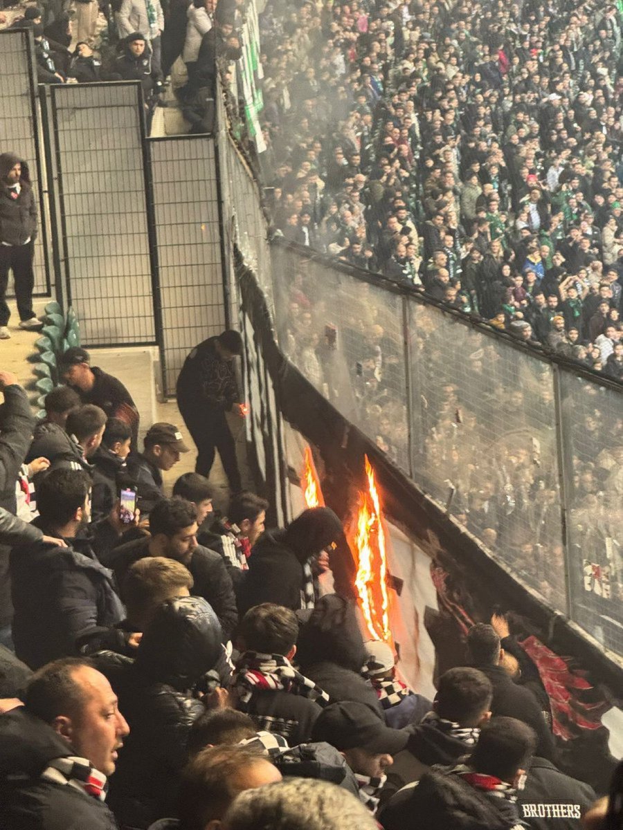 misterheat's tweet photo. @tribun_bjk Kendi pankartınızı kendiniz yakmışınız. İlk önce kendi icinizdeki irlandalilari bulun. https://t.co/5tr2HRqtWJ