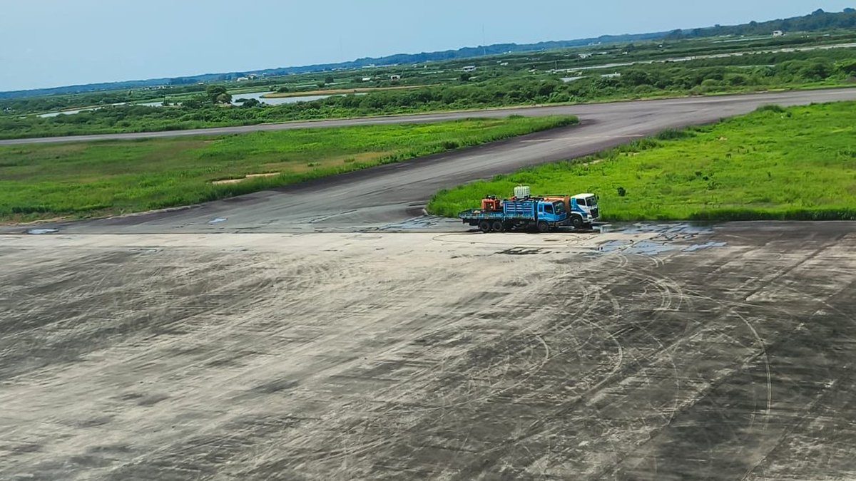DGAC_Ecuador's tweet image. En la Dirección General de Aviación Civil #DGAC no solo regulamos, también actuamos. Con nuestro equipo hidráulico de alta presión realizamos trabajos de limpieza de fondo en la plataforma del aeropuerto Regional Santa Rosa (El Oro). #ElNuevoEcuador