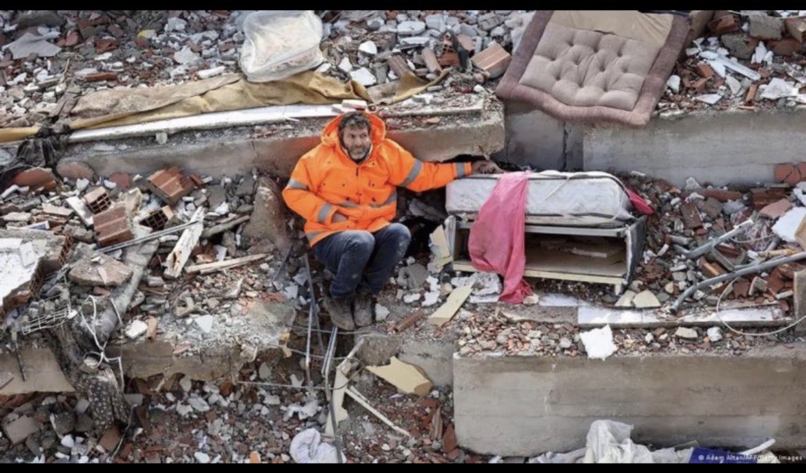 Asla unutmayacağım bu fotoyu;çaresizlik acı,umut hepsi var,ölmek mi? kurtulup yaşayan bir enkaz olmak mı🥹 #6Şubat