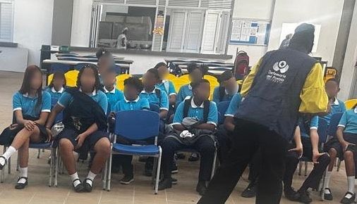 DefensoriaCol's tweet image. En la Institución Educativa Técnico Industrial de la Isla de San Andrés, lideramos un taller para cerca de 50 estudiantes y equipo de docentes con el propósito prevenir sobre la violencia contra niños, niñas y adolescentes.

El taller, enfocado a estudiantes de entre 8 y 16 años,…