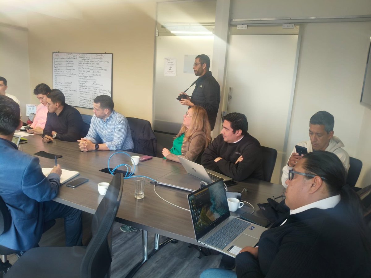 UTRADECC's tweet photo. #SindicalismoReal
Nuestra lucha continúa hoy. @sintracomunica acompaña a las y los compañeros trabajadores de @ClaroColombia en una reunión con la viceministra de Relaciones Laborales, Sandra Milena Muñoz, de @MintrabajoCol. https://t.co/mmE4x2BYtH