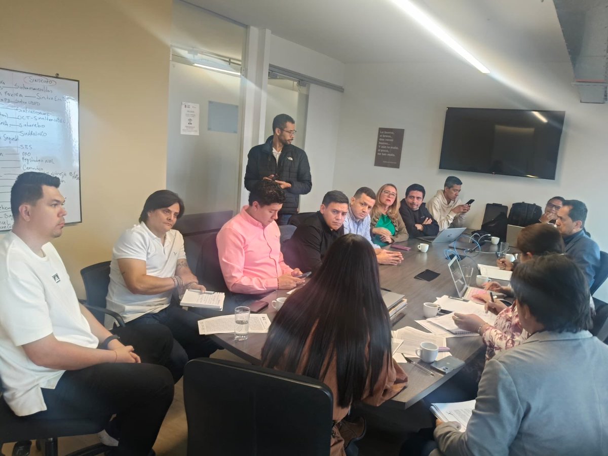UTRADECC's tweet photo. #SindicalismoReal
Nuestra lucha continúa hoy. @sintracomunica acompaña a las y los compañeros trabajadores de @ClaroColombia en una reunión con la viceministra de Relaciones Laborales, Sandra Milena Muñoz, de @MintrabajoCol. https://t.co/mmE4x2BYtH