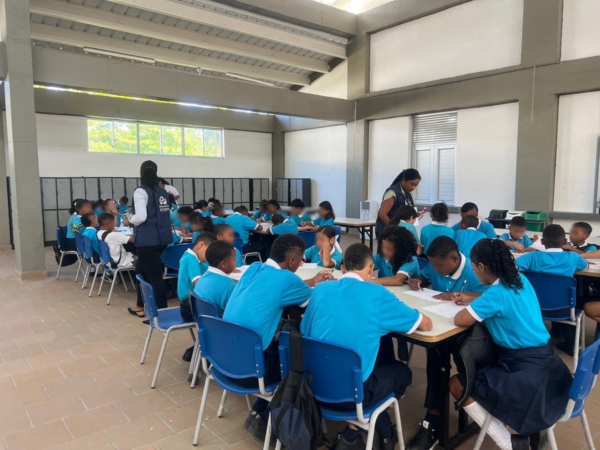 DefensoriaCol's tweet image. En la Institución Educativa Técnico Industrial de la Isla de San Andrés, lideramos un taller para cerca de 50 estudiantes y equipo de docentes con el propósito prevenir sobre la violencia contra niños, niñas y adolescentes.

El taller, enfocado a estudiantes de entre 8 y 16 años,…