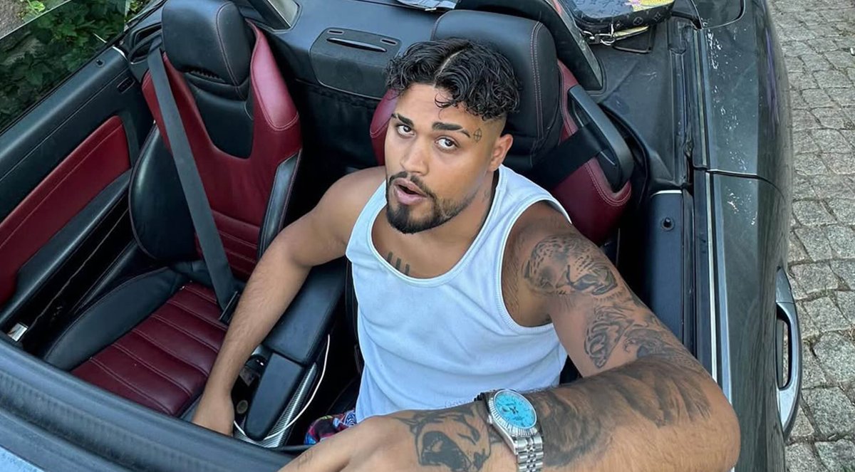 level c5
- sakaryalı Türk
- Türk bayrağına saldırıldığı gün sahneye Türk bayrağı ile çıkar
- semicenk gibi orvladı stleri atmaz
- konser gelirlerini depremzedelere bağışlar
- tipi bile komik
- konser ve şovları eğlenceli

tamam şarkılarına sövüyoruz ama adam hak ehli aq ya