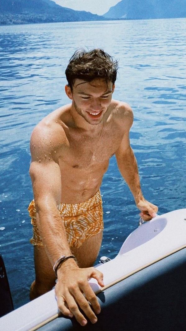 GASLYHABS's tweet photo. posting this to show #f1twt that pierre gasly is actually good looking https://t.co/GjiJ8Vm3Xz