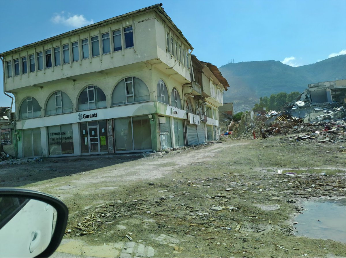 #6subat2023
#DepremiUnutmaUnutturma 

#6ŞubatDepremi korkunçtu, deprem kadar korkunç ve kötü olan bir şey de; depremin

623 yıl Osmanlı tarihi+103 yıl Cumhuriyet tarihi olmak üzere 726 yıllık tarihimizde en berbat hükümet döneminde olmasıdır. 🤔

6 Şubat ve 8 ay sonrasından ☹️