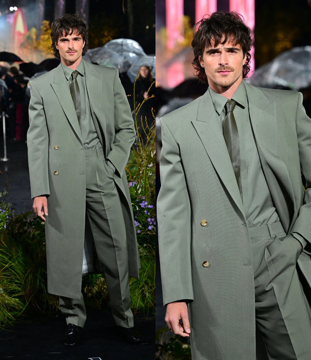 Lo que si tengo que admitir es que tiene un estilista de la puta madre. Entiende perfecto como vestirlo. 10/10.