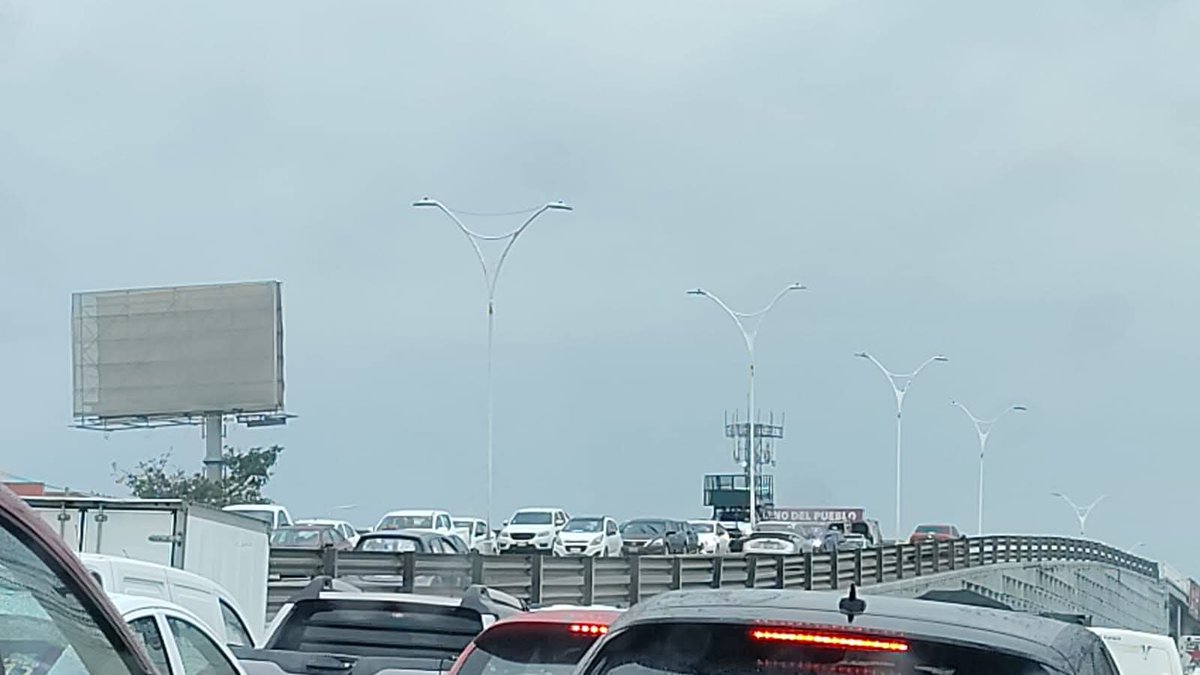 xevtfm's tweet photo. #LoÚltimo 🚨Reportan fuerte carga vehicular bajando el Puente Los Monos en dirección a Ruiz Cortines

Los cuatro carriles de acceso a #Villahermosa se encuentran paralizados

⚠️ Tome sus precauciones https://t.co/JyHh8shXFe