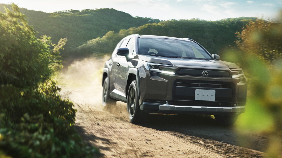 eozpeynirci's tweet photo. Toyota bildiği yoldan şaşmıyor ‼️

Herkes EV (elektrikli araç) derken, Japon devi rotayı hibritle çiziyor! 

2025'te sattığı 10.5 milyon aracın 4.9 milyonu elektrik destekliydi. (HEV, PHEV, EV) Bunun 4.4 milyon adedi ise saf hibritti (HEV)

1) Hibrit üretimini %30 artıracak, payı %50'den 60'a çıkacak
2) Yani 2028’de satılan her 10 Toyota’dan 6’sı hibrit olacak
3) Toplam kapasite ise 11.3 milyon adede çıkacak.

Elektrikli araç tartışmaları süredursun, Toyota hibrit hakimiyetini pekiştiriyor. 

Sizce kazanan hangi taraf olacak?  

Not: Toyota, şu an global hibrit pazarının %58'ine sahip