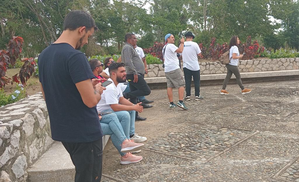 Los miembros del proyecto Reconstruir Esperanzas, luego de realizar la excelente actividad en la escuela Manuel Ascunce Domenech, visitaron sitios históricos de nuestra localidad, como el obelisco dedicado a nuestro Apóstol Nacional JoséMartí.
#EducaciónJiguaní 
#EducaciónGranma
