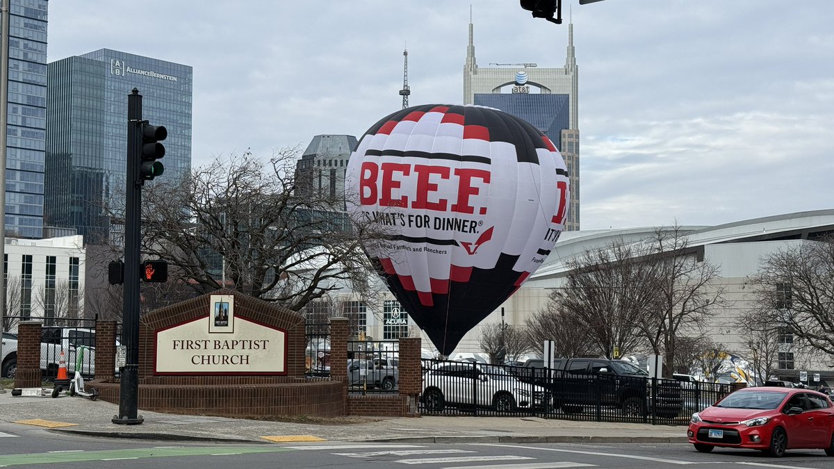 lead230's tweet photo. Spotted the #Beef balloon 🎈 in downtown #Nashville this afternoon! #Crazy 📸 Lee Roberts https://t.co/PlZgzAAX59