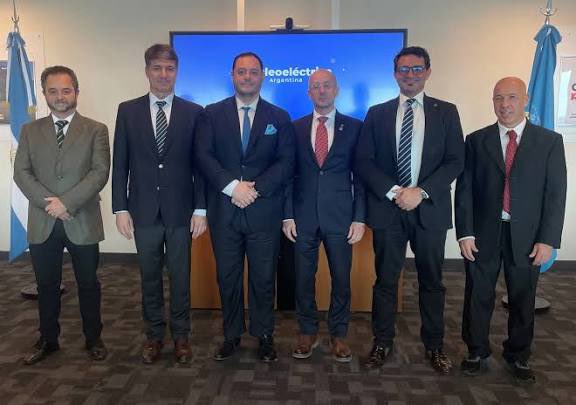 Hoy renunciaron a la estatal Nucleoeléctrica SA (dueña de las centrales nucleares Atucha y Embalse) los dos directores que llevó <a href="/dreidel1/">Demian Reidel</a> con sueldos de $14 millones y sumariados por sobreprecios: Hernán Pantusso y Marcelo Famá. Los denunciamos en julio del año pasado.