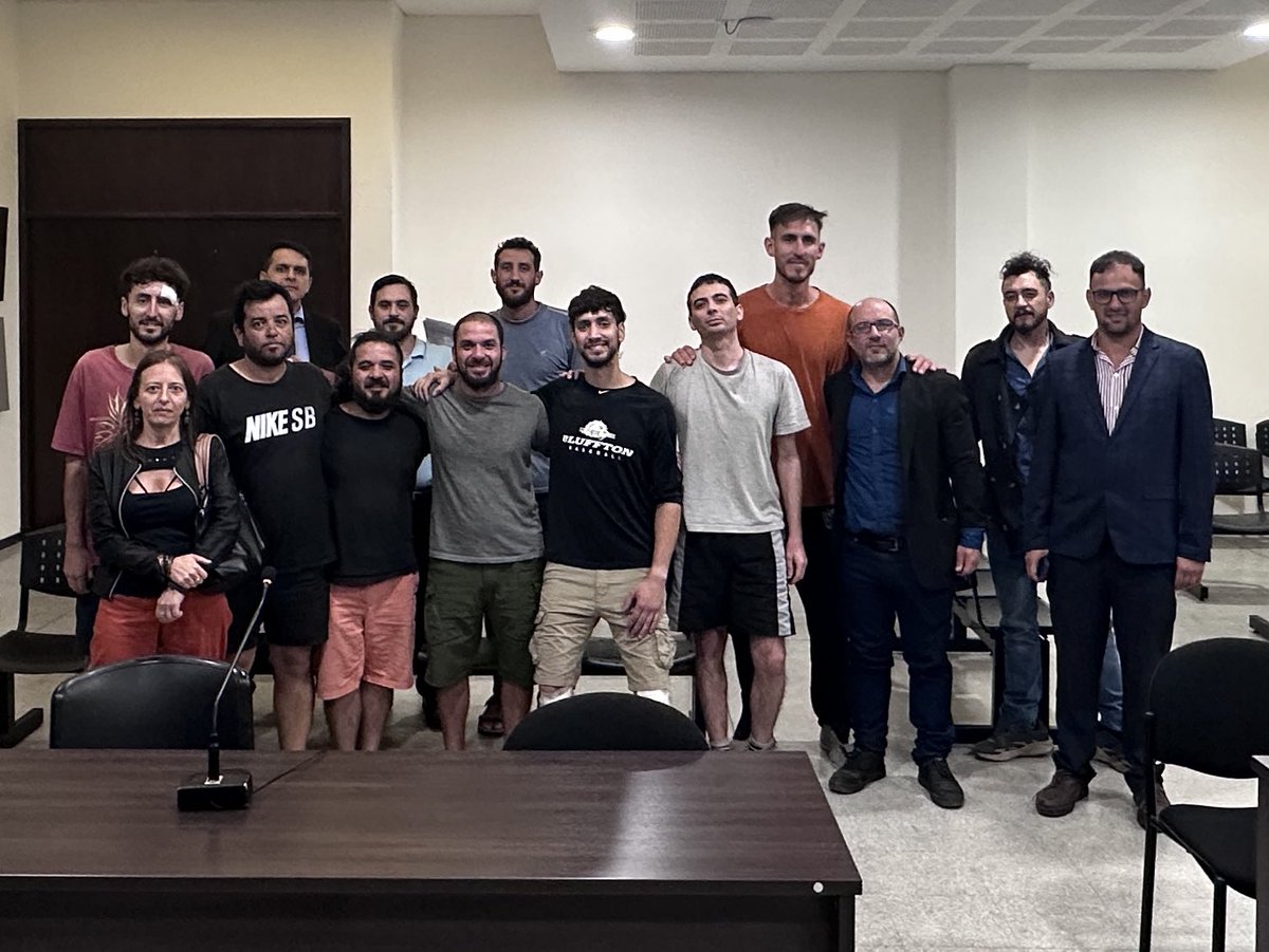 Después de 15hs de estar privados de libertad e incomunicados ilegalmente, logramos a través de un #HabeasCorpus una audiencia con una Jueza y todos las personas detenidas por defender el agua de #Mendoza. Ni la policía ni los fiscales de Cornejo podrán amedrentar nuestra lucha.