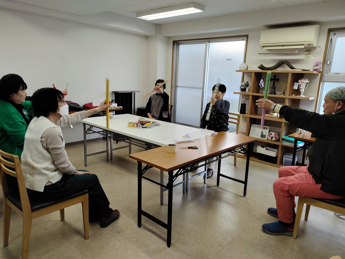 昨日の　#コミュニティカフェ　シャバットは、講師の原さんにご指導いただき、新聞紙を丸めてテープを貼って、棒体操の棒作り！個性豊かな作品が出来上がりました。その後、お茶とお菓子で座談会🫖初めての方も来てくださり、お話も大盛り上がり！次回は19日（木）にお待ちしております😊