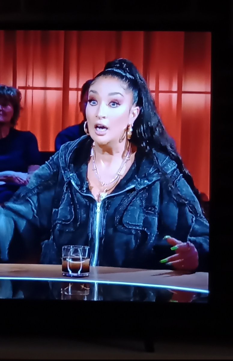 Siri, wat is het toppunt van arrogantie, zelfverheerlijking en irritatie ?? 👇
#deafspraak