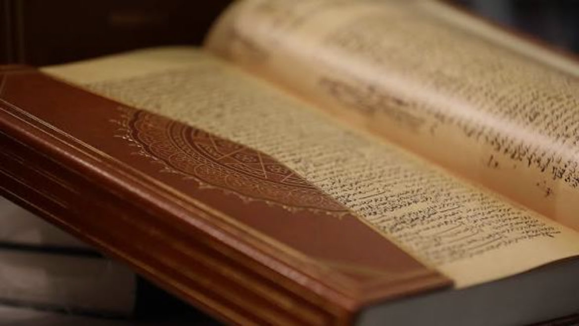 Bir adam Buhârî dersi yapan hoca'ya:
"Batıda insanlar ay'a ulaştı, sen hala Buhârî şerhi yapıyorsun!" Der.
Hoca'nın cevabı:
"Mahlûk mahlûka ulaşmış, biz Hâlık'a ulaşmak istiyoruz. Lâkin aramızda müflis olan bir tek sensin. Ne onlarla ay'a ulaştın, ne bizimle Buhârî okudun.”