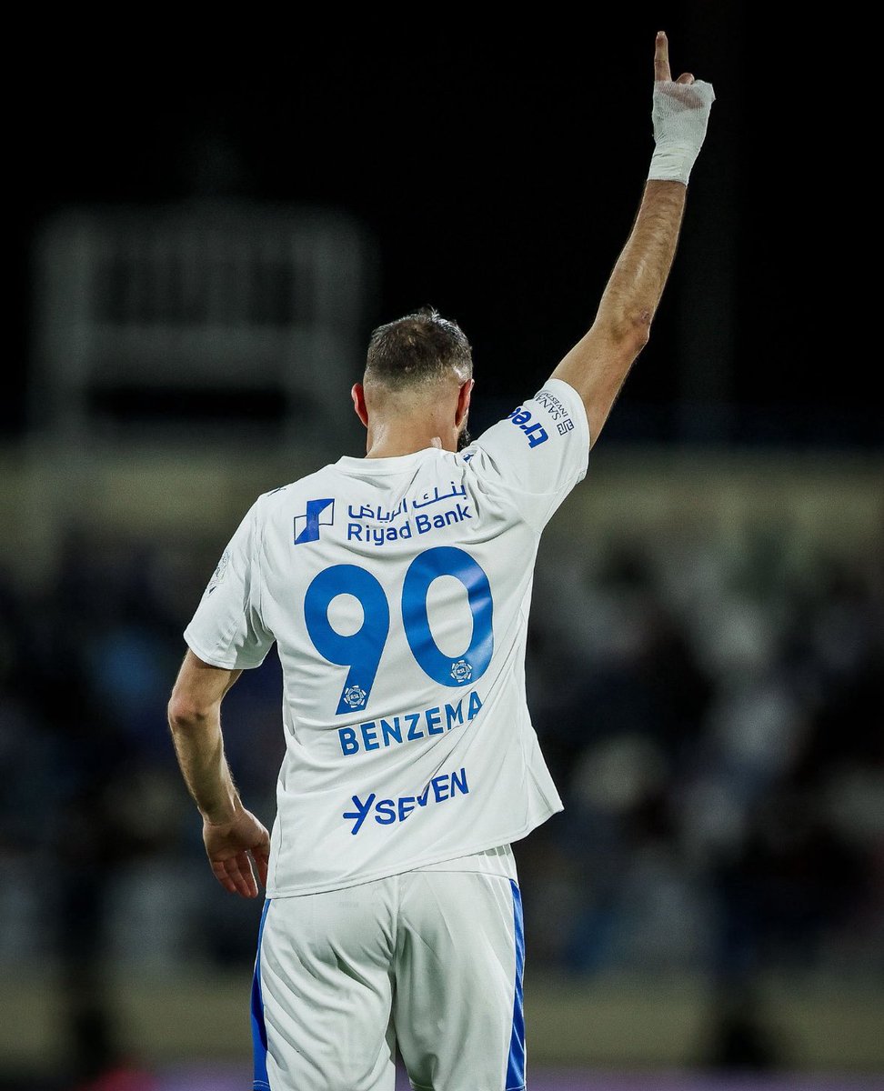 W11world's tweet photo. @Benzema جيتني مثل الشروق الي مح�� عتم الليالي 💙🇫🇷 https://t.co/rf18rWp97W