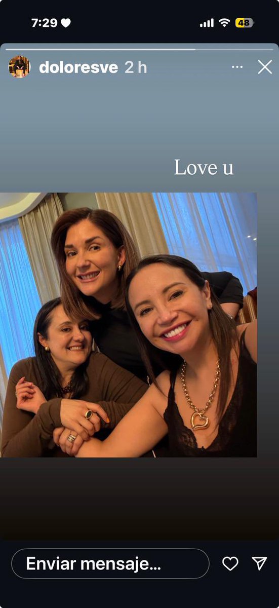 ¡Reunión de MAFIOSAS!

Esposas de <a href="/MarioGodoyEc/">Mario Godoy</a> (IZQUIERDA), de <a href="/FaustoJarrinT/">Fausto Jarrín Terán.</a> (DERECHA) y de <a href="/JAPMUIO/">José Alfonso Puente Mera</a> (EN MEDIO) compartiendo momentos oscuros.

Dato Adicional:  José Puente Mera es el papá del Director del ARCH (Christian Puente García).