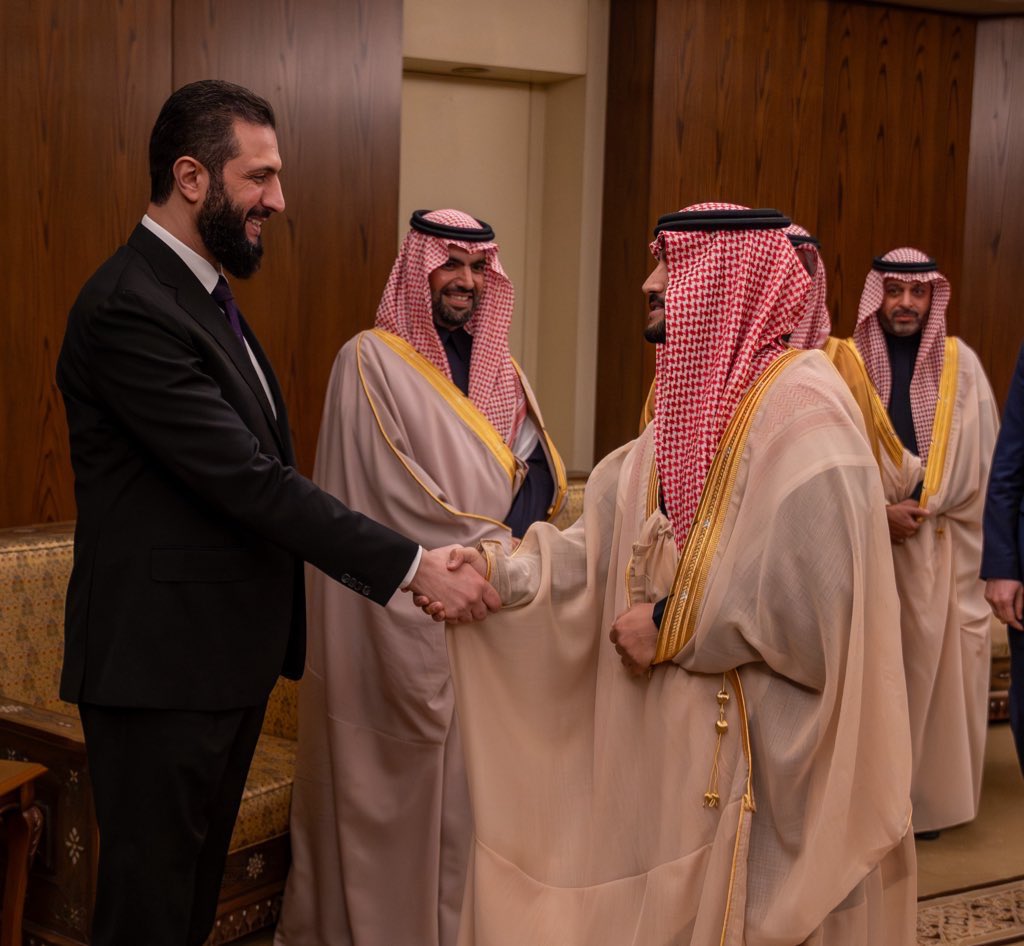 alrougui's tweet image. مع فخامة الرئيس أحمد الشرع في دمشق ضمن وفد المملكة لافتتاح معرض الكتاب برئاسة سمو وزير الثقافة الأمير بدر بن عبدالله بن فرحان ال سعود 🇸🇦🇸🇾