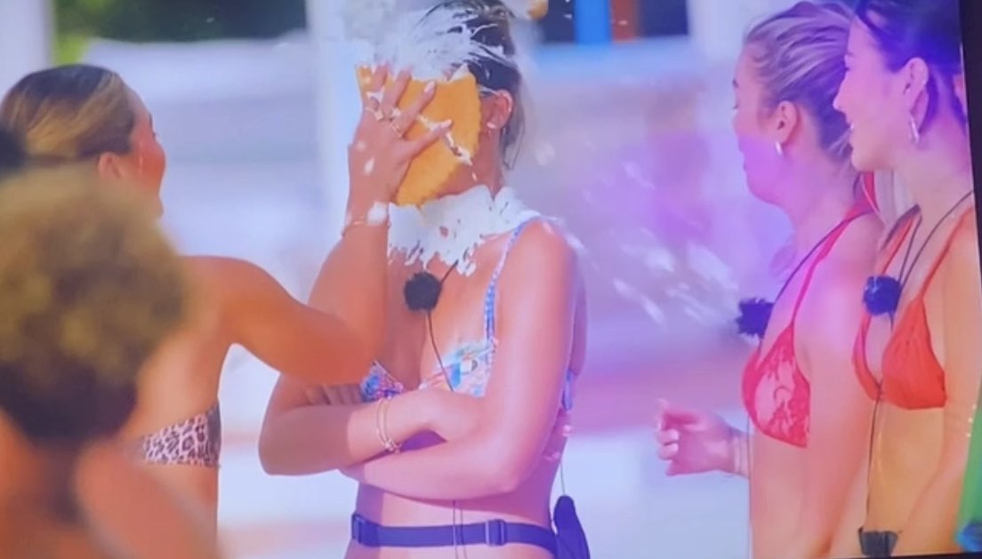 alexr_241's tweet photo. Lucinda is never getting over not being invited to Samie’s launch night #loveisland #loveislandallstars https://t.co/0RLg73Z06k