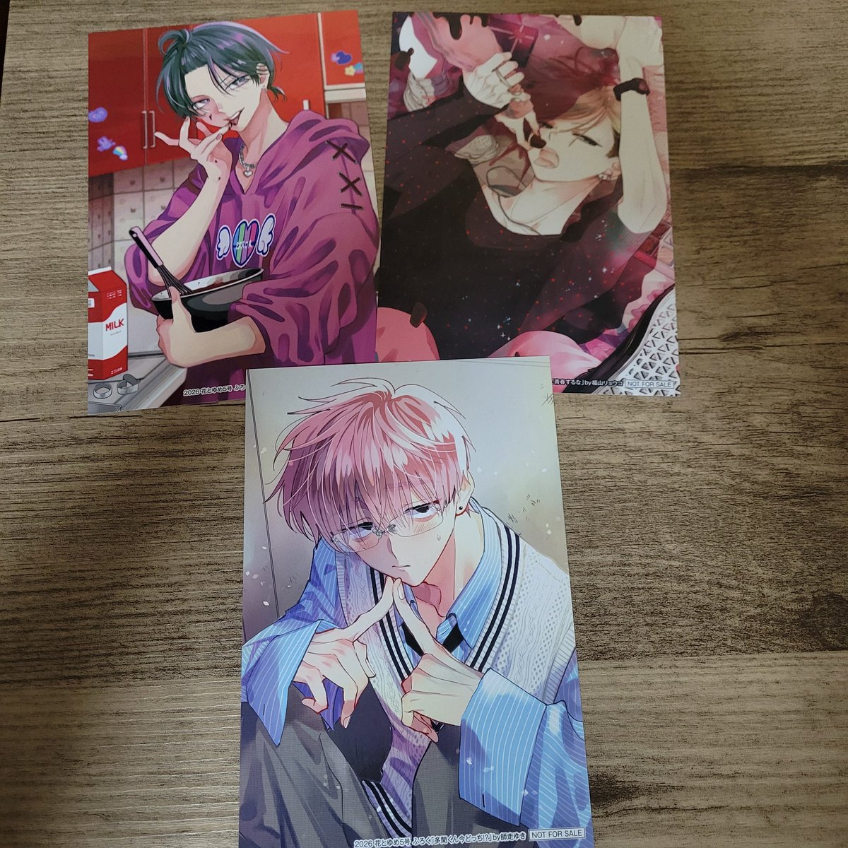 花とゆめ
買ってきた♥
大好きなメンズ達のブロマイド！！！
多聞くんはジメ原さんの方かな？
眼鏡やばい♥
いくらでもチョコあげます……

コミックサイズ位のブロマイドむちゃくちゃ幸せ(*˘︶˘*).｡.:*♡