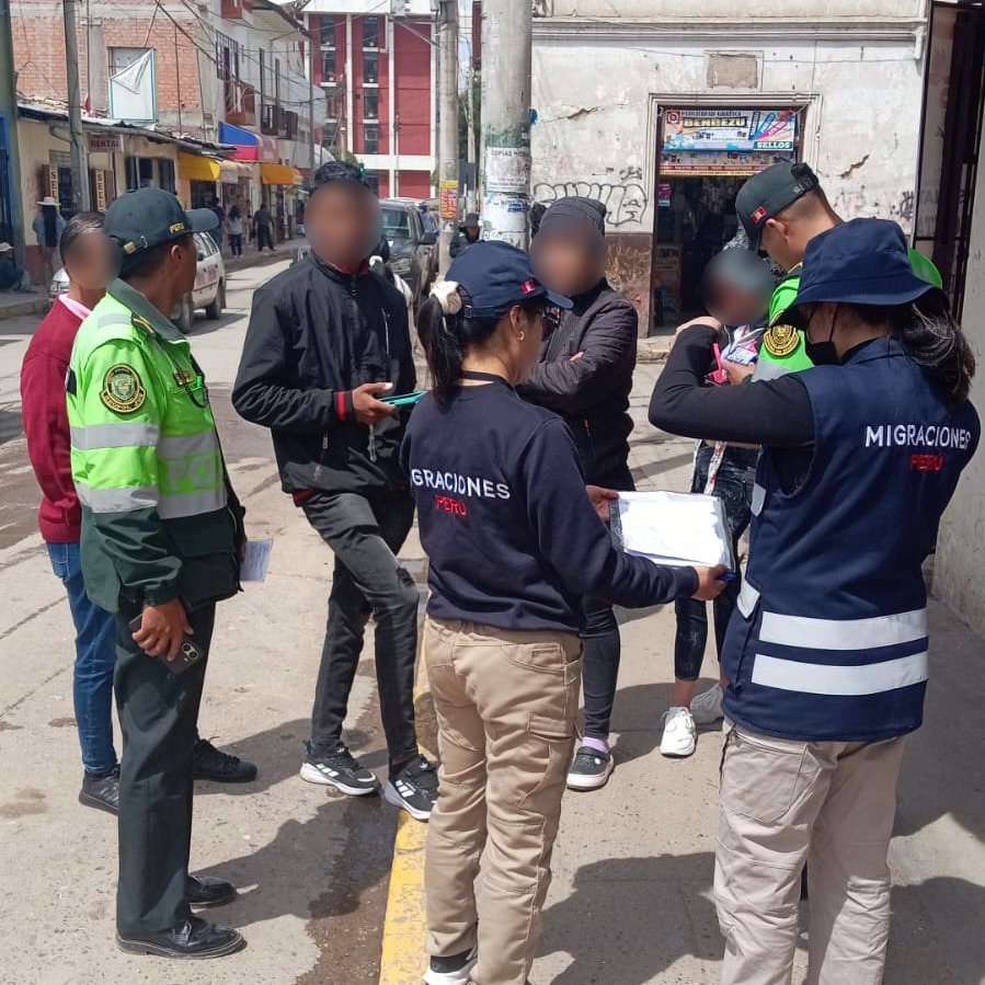 MigracionesPe's tweet photo. #Migraciones 🇵🇪 y la @PoliciaPeru fortalecen la seguridad migratoria a nivel nacional a través de operativos de verificación y fiscalización migratoria Estas acciones permitieron la intervención de 181 extranjeros en #CoronelPortillo, #Huancayo, #PuertoMaldonado y #Tumbes. https://t.co/dlm6mf2M8O