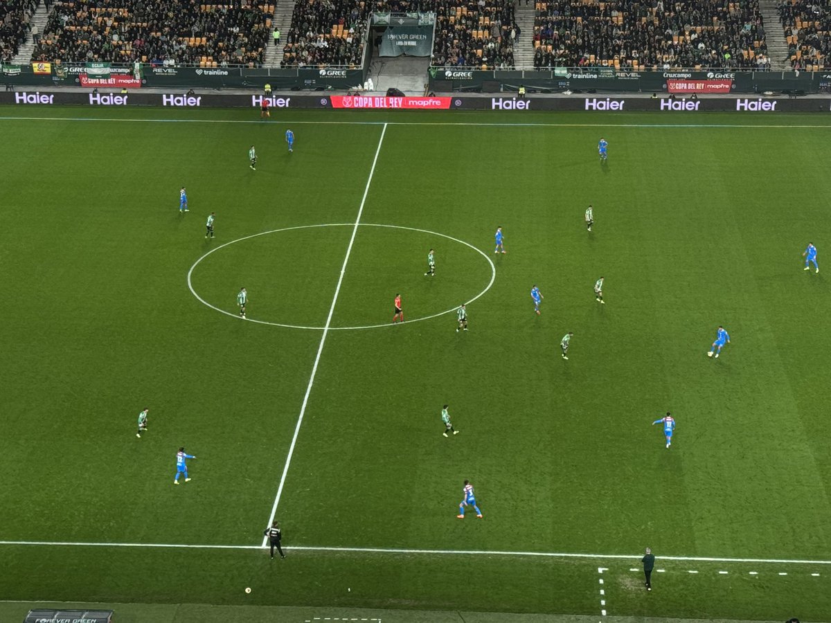 manu_colchon's tweet photo. Minuto 74 de partido. El Atlético de Madrid te ha dado un soberano repaso. Y esta es la situación de los jugadores del #Betis con el balón en campo del Atleti. 0-4.

Nadie salta. Nadie va a buscarlos ni presiona, nadie busca algo nuevo, nadie adelanta líneas y nadie es valiente. https://t.co/ZKz65Wzx5C