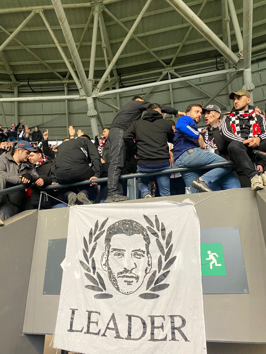 Gözaltına alınan bütün kardeşlerimiz serbest bırakıldı. 

"Biz buraya 80 kişi geldik amirim 79 kişi dönmeyiz!"