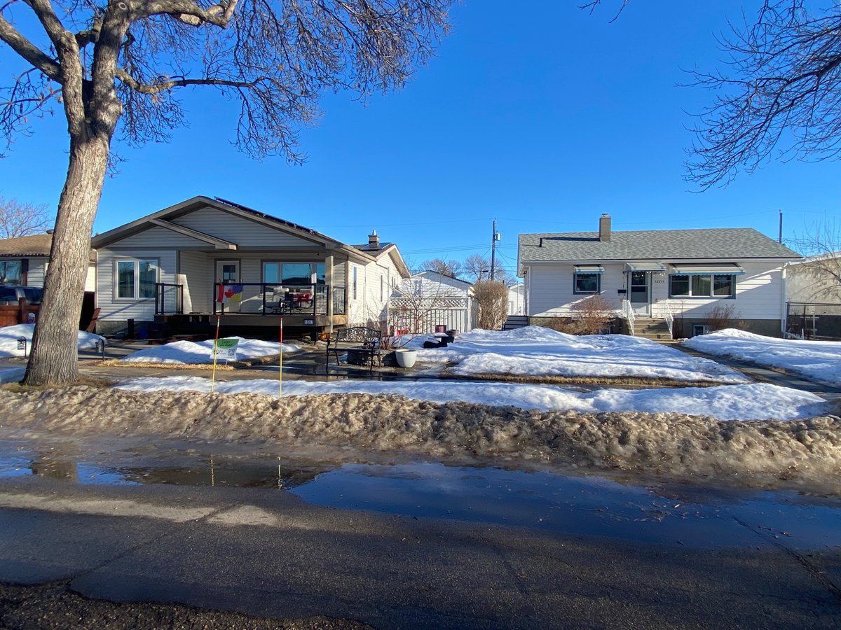 SarahRyanYEG's tweet image. Next week, @CityofEdmonton Urban Planning Committee will review zoning and #infill rules. It’s a very controversial topic in #yeg. I have at least 2 infill stories coming up. 1st? Residents SO worried about what will happen next door, they BOUGHT their neighbours house.