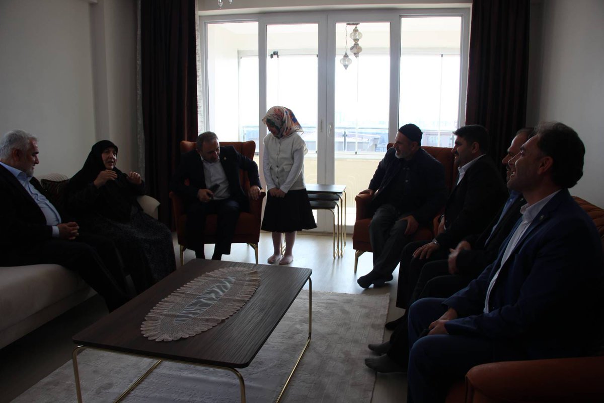 Genel başkanımız Sn Zekeriya Yapıcıoğlu Gaziantep milletvekilimiz Sn Şehzade Demir ve beraberindeki heyetle birlikte merhum il başkanımız Nusrettin Üdürgücü'nün Muhtereme annesi Fatma teyzemizi ziyaret ettik Rabbim kendisine Sağlık sıhhat ve hayırlı uzun ömürler versin inşallah.