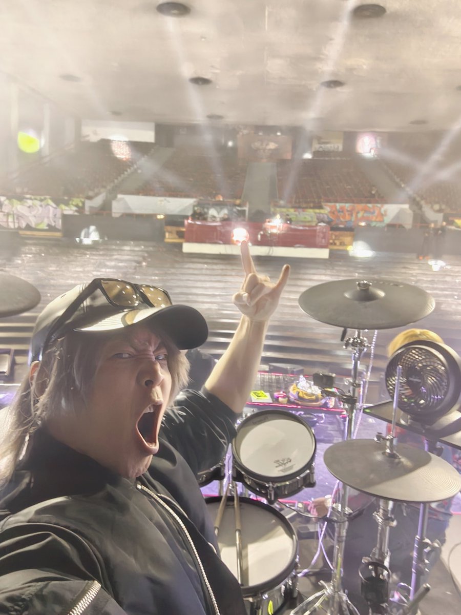 HIDEHIRO_drums's tweet photo. メキシコ🇲🇽DAY2！！
今日はいよいよライブ！！🥁🔥
さっき会場入りしたんだけど、地下格闘技場みたいに超広いっす✨️#GACKT #YFCz https://t.co/Nvsdf1Omwq