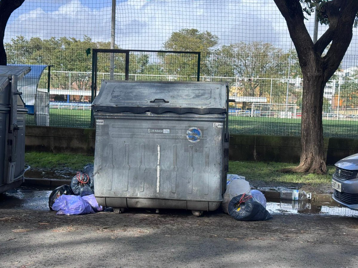 Así estaba hoy estos contenedores de basura. 
Los vecinos nos indican que era imposible acercarse para poder tirar la basura.
Nos preguntan cuando se va a solucionar <a href="/Ayto_Sevilla/">Ayuntamiento de Sevilla</a> ?