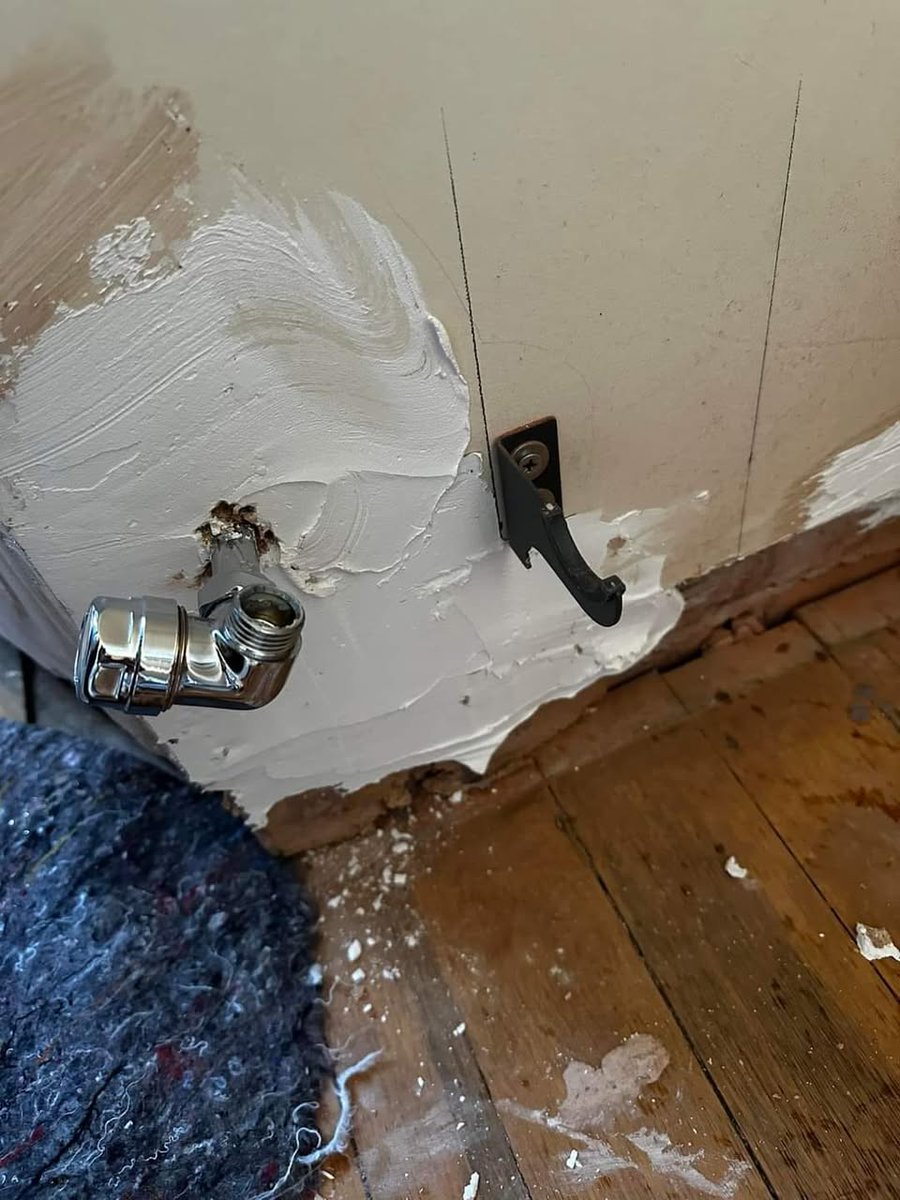 DecoratorsU's tweet image. "We got the plasterer to fill around the pipes for you mate"

#plasterer #decorator #pipes