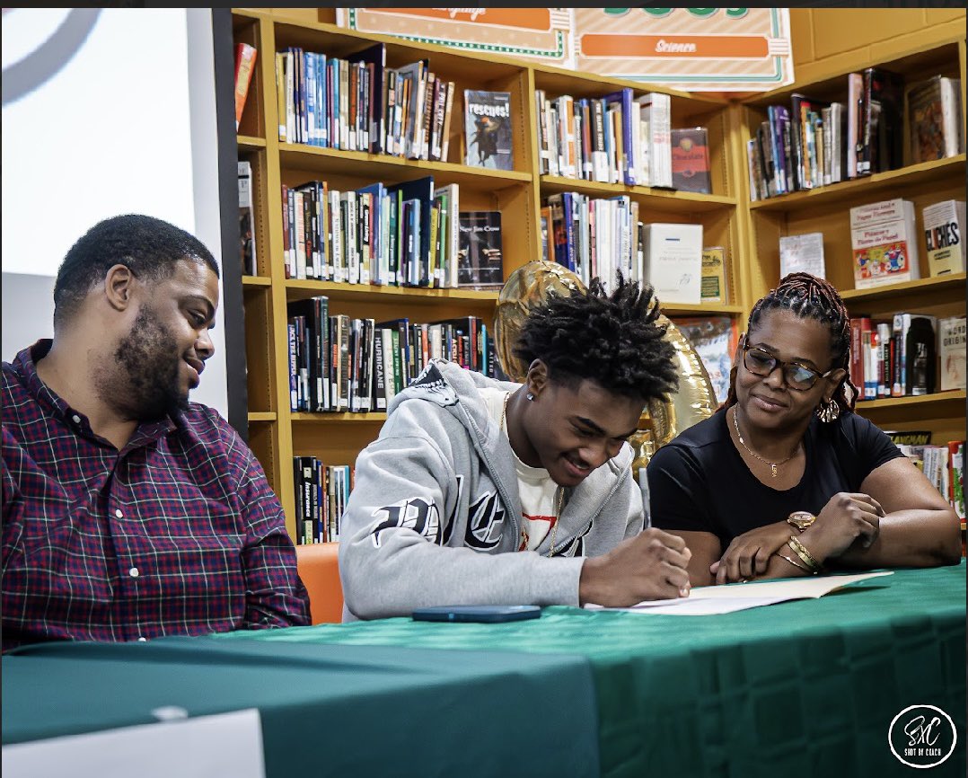 #AGTG Commited &amp; Signed to <a href="/SEUFireFootball/">Southeastern Football</a> ❤️. #fueltheFire🔥 
<a href="/CoachRussSEU/">Jake Russell</a> 
<a href="/CoachTdpuckett/">Coach Puckett</a> 
<a href="/coachmccloud3/">Coach McCloud</a> 
<a href="/Dawglyfe80/">Reginald Mosley</a>