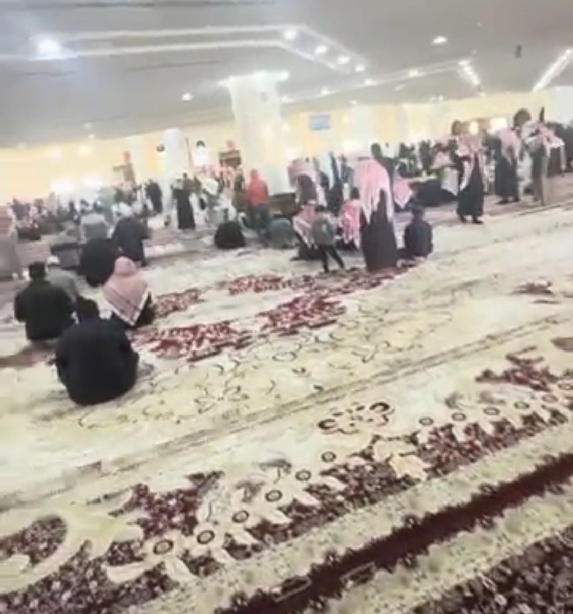 حين يقف معك شخص موقفاً مشرفاً ثم تجد في نفسك شعوراً مستمراً بأنك مدين له، فاعلم أنك تنتمي إلى الذين يستعبدهم الإحسان…
- عندما كنت في المرحلة الثانوية كان يصرف لي راتب ٦٠٠ ريال في الشهر، تحت مسمى بدل بعد او بدل نائي، وأنا لا اعرف بأن هناك راتب لمن يبعد سكنه عن الثانوية مسافة تزيد