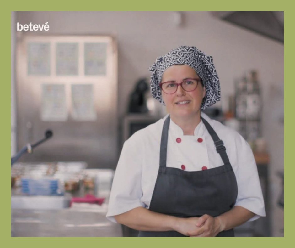 La nostra companya Sara participa al capítol “Dret a l’alimentació” de la docuserie #CiutatSocial 🎬

El capítol destaca el projecte Cuina Oberta de la Fundació Jovent, que gestiona el servei en el marc dels Serveis Socials de Barcelona.

👉 beteve.cat/ciutat-social/…

#CuinaOberta