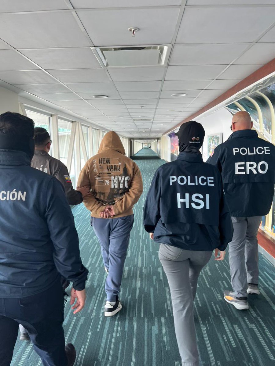 #IMPORTANTE

ESPIN TAPIA TOMÁS ERNESTO, un tipo requerido por la Unidad Judicial Multicompetente Penal de Naranjal por el asesinato de una persona en 2022; arribó esta tarde al país en el aeropuerto de Guayaquil proveniente desde Alexandria (EE. UU.) 

Espin Tapia fue capturado