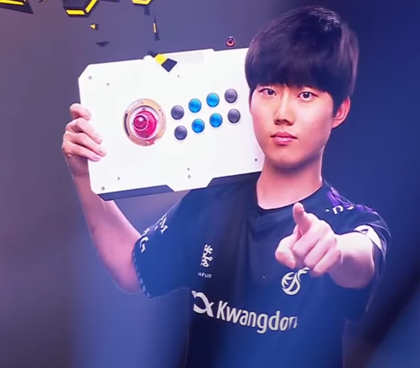 This photo of Mulgold scares me a little

"That's the guy that blocked my low heatsmash, ASI VM6R. Obliterate him"

"알겠습니다, 주인님 *vaporizes you*"