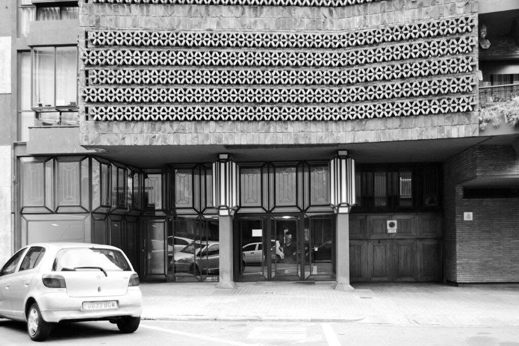 Detalles Edificio Sant Gregori Taumaturg, Barcelona. Obra de Ricardo Bofill proyectada en 1965.

Fotos Oriol Gómez.

#RicardoBofill #EdificioSantGregoriTaumaturg