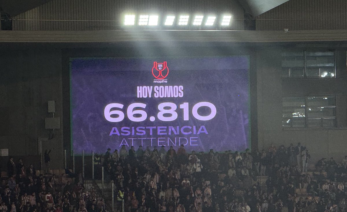 GxldeMagisco22's tweet image. Nosotros somos el Real Betis. Ni los jugadores ni el entrenador ni la directiva estará nunca a la altura de la afición.

Ahí lo tenéis @RealBetis para que sigáis haciendo el ridículo y tirando una temporada que podría ser histórica.