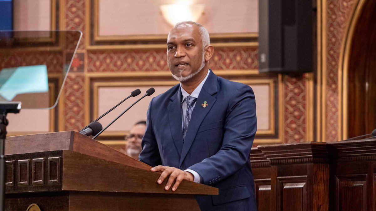 ރައީސުލްޖުމްހޫރިއްޔާ ޑރ. މުޙައްމަދު މުޢިއްޒު މިއަދު އިއްވެވި 2026 ވަނަ އަހަރުގެ ރިޔާސީ ބަޔާނަކީ ދިވެހި އުންމީދުތަކުގައި އާ ކުލަޖައްސައިދިން، ހަރުދަނާ ތަޞައްވުރެއް އޮތް ބަޔާނެއް! 🇲🇻 މިއަދުގެ ބަޔާނުގައި ރައްޔިތުންނަށް ސީދާ މަންފާކުރާނެ މުހިންމު ގިނަ ކަންތައްތަކެއް ވަނީ