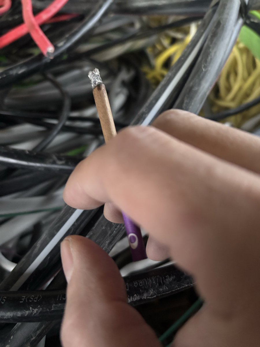 おはようございます

すぐ終わるってのは俺の作業で

停電の原因探る作業を高圧屋さんが広大な敷地内を切り離し切り離し

結局俺は20時

社長は保安協会と高圧屋さんと1時まで残ったけど判明せず

今日もらしい

皆さんご安全に