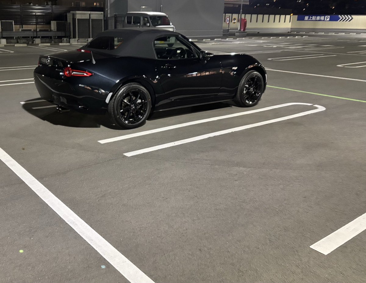 millysound's tweet photo. 夜見ても美しい♪
#ロードスター
#roadster
 #roadsternd 
#MAZDA 
#愛車 https://t.co/t3HfZAblEy