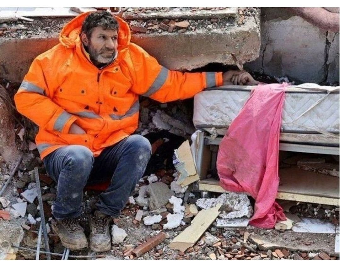Mesut Hançer.. Enkaz altında kalan 15 yaşındaki kızının elini bırakmadığı an..
Değil 3 yıl, 30 yıl da geçse bu anın acısı bir baba için geçer mi?
#deprem #6subat2023